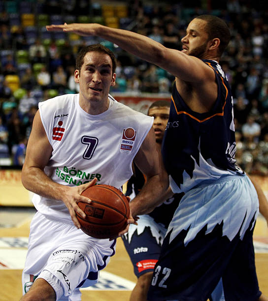 掩饰钦佩之 掩饰钦佩之